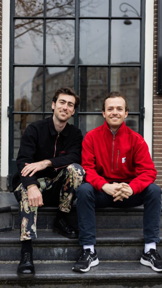 foto van de twee kiesmannen op een trappetje voor een huis