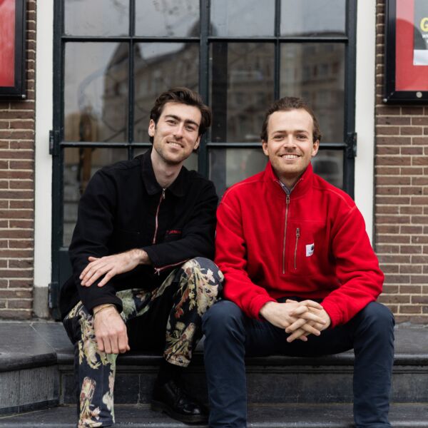 foto van de twee kiesmannen op een trappetje voor een huis