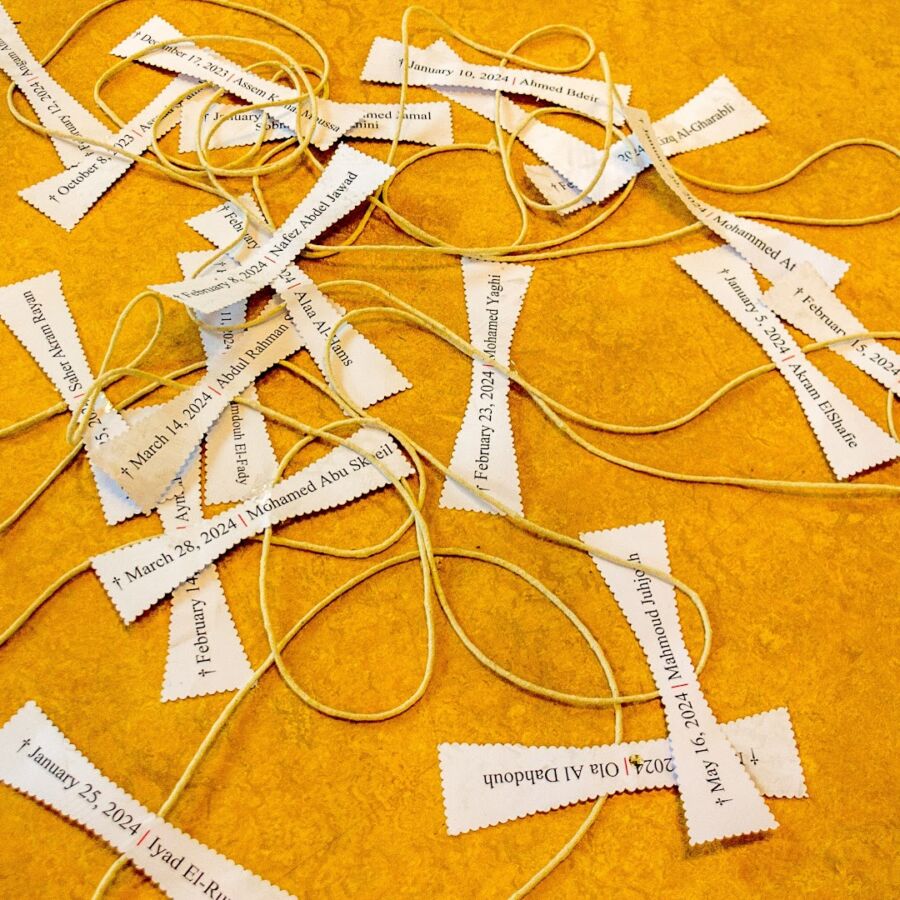 foto kunstwerk distand suffering vliegerstaart met namen vermoorden journalisten