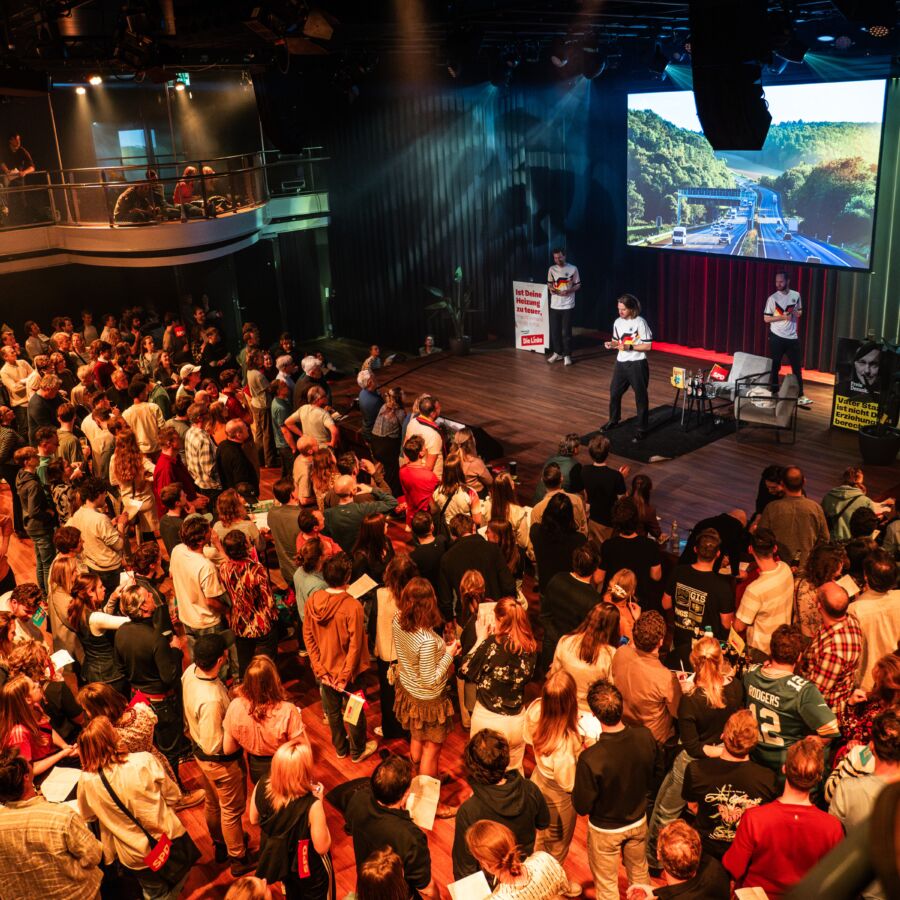 pubquiz sfeerfoto in grote zaal met de grote podcastlas