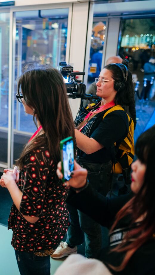 Twee filmmakers worden voor een camera geïnterviewd door het team van Movies that Matter.