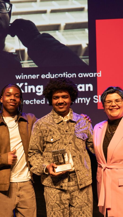 Een jury geeft de Educatie Award aan regisseur Sammy Shefa Idris