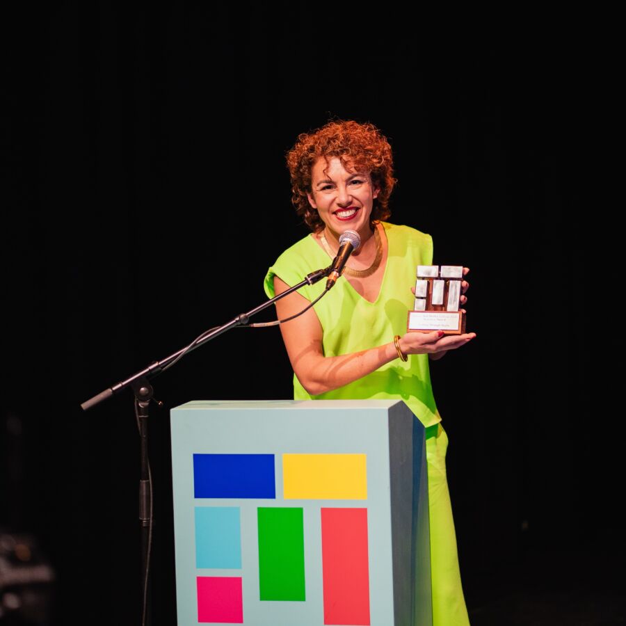 Charelle Akihary reikt de publieksprijs uit namens de NPO.